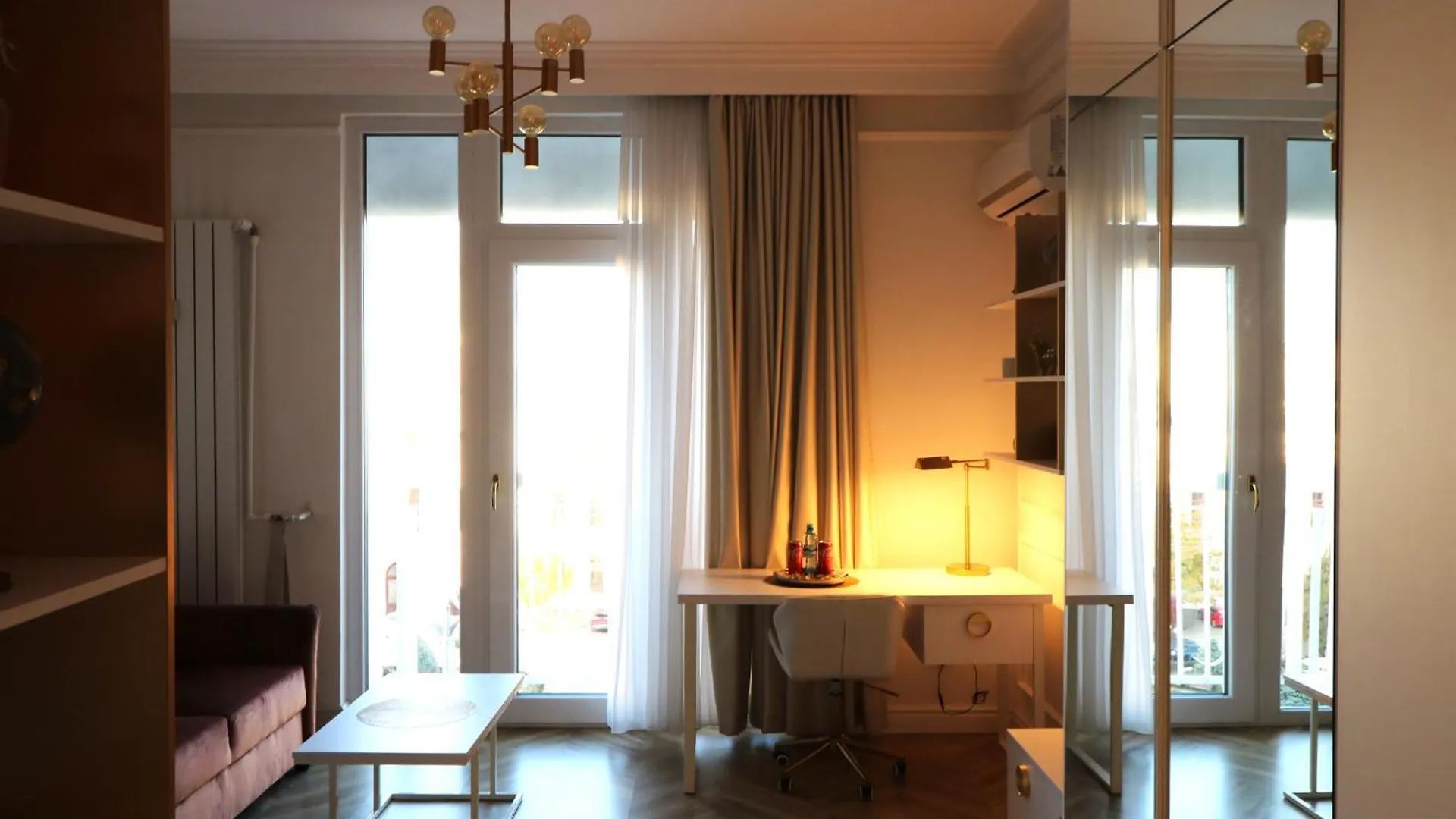 Deluxe Premium Studio Old Town - Free Minibar Bükreş